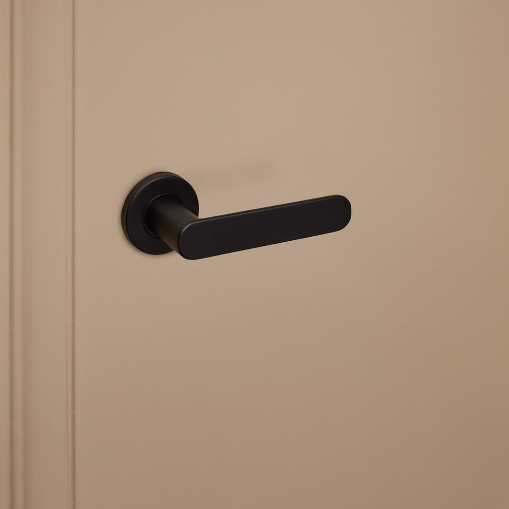 Novara_zwart_rond_rozet_donkerbeige_deur