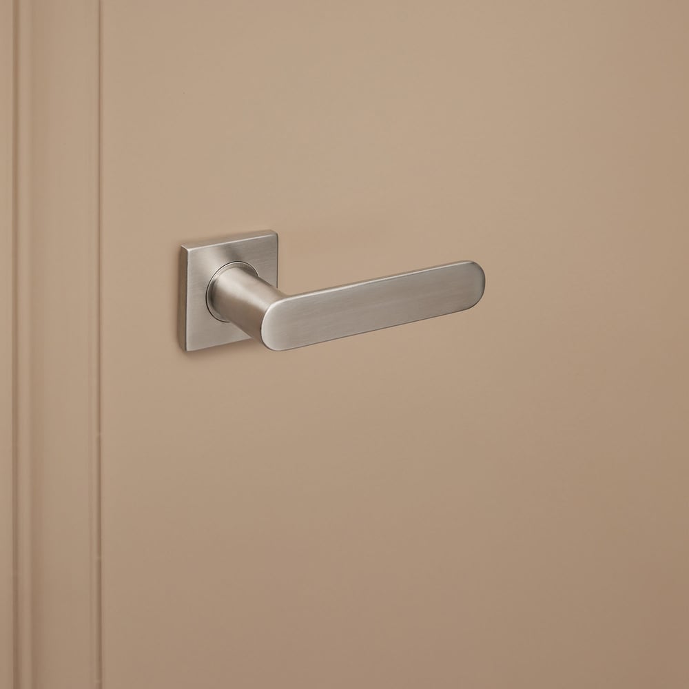 Novara_rvs_vierkant_rozet_donkerbeige_deur