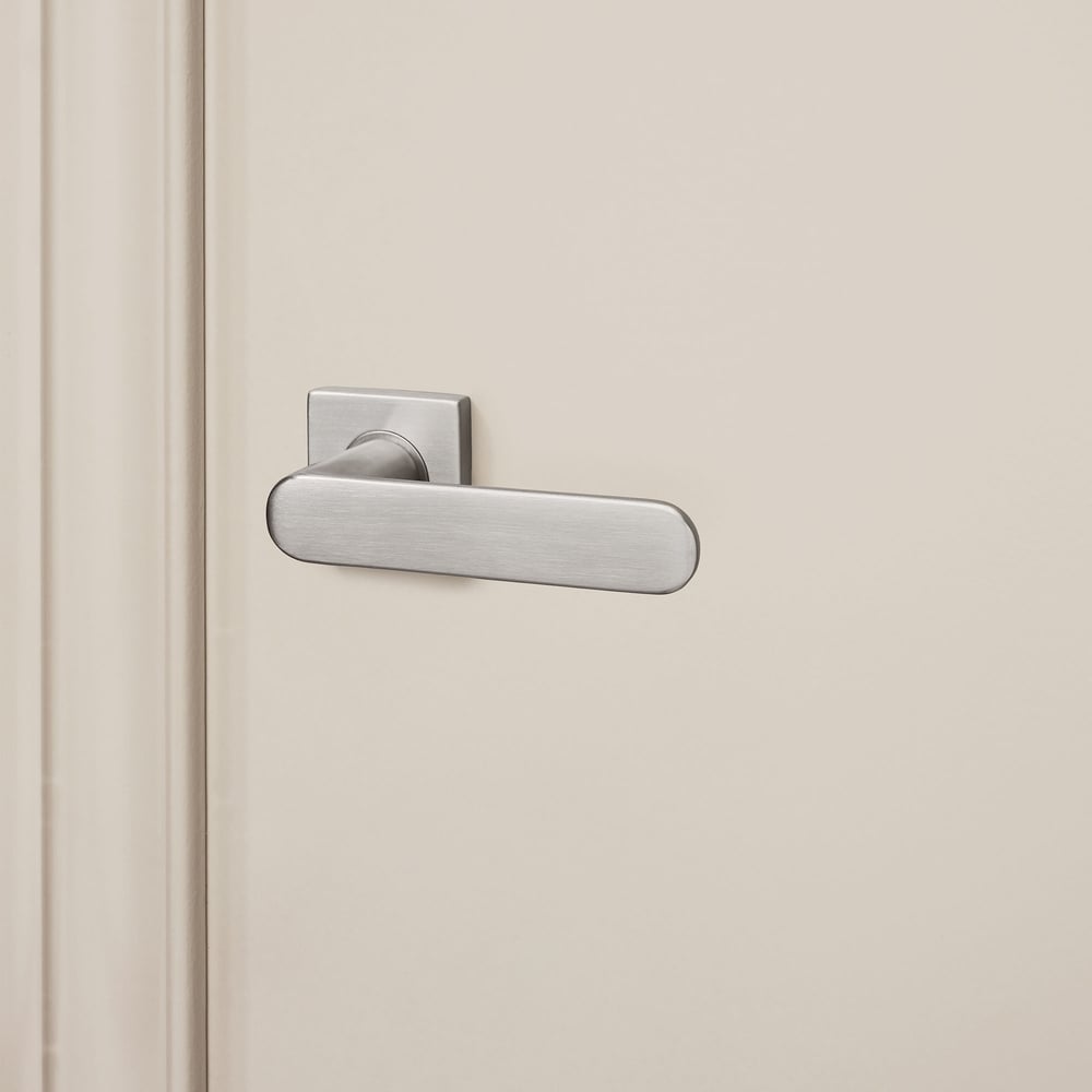 Novara_rvs_vierkant_rozet_lichtbeige_deur