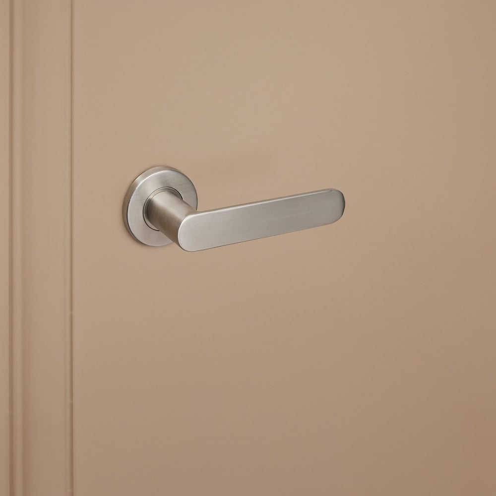 Novara_rvs_rond_rozet_donkerbeige_deur