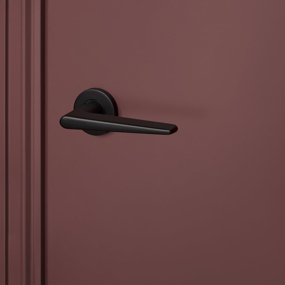 Modena_zwart_rond_rozet_bordeaux_deur