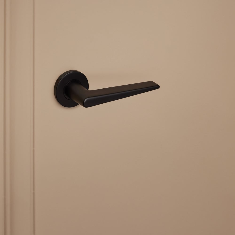 Modena_zwart_rond_rozet_donkerbeige_deur