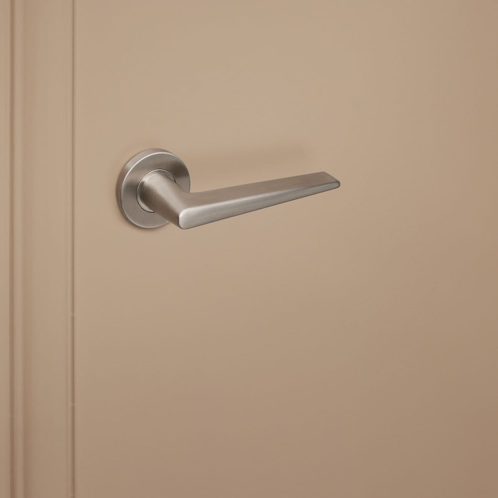 Modena_rvs_rond_rozet_donkerbeige_deur