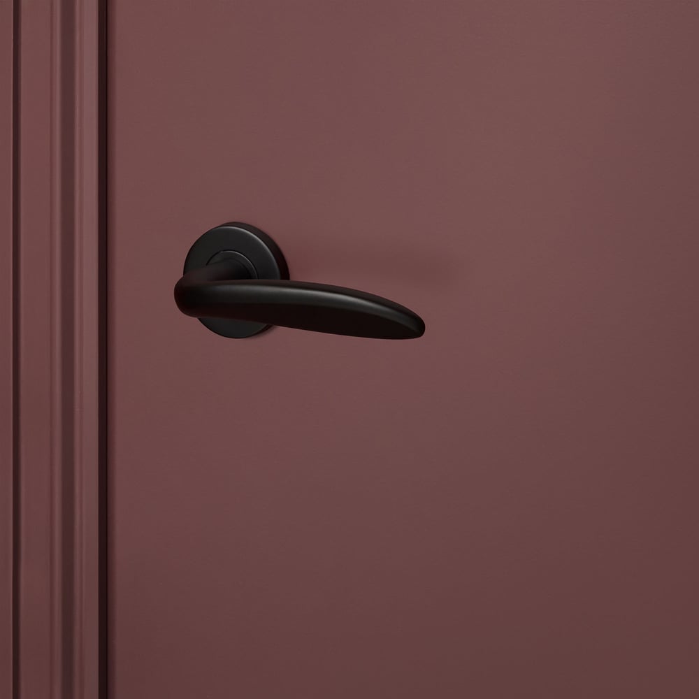 Benevento_zwart_rond_rozet_bordeaux_deur