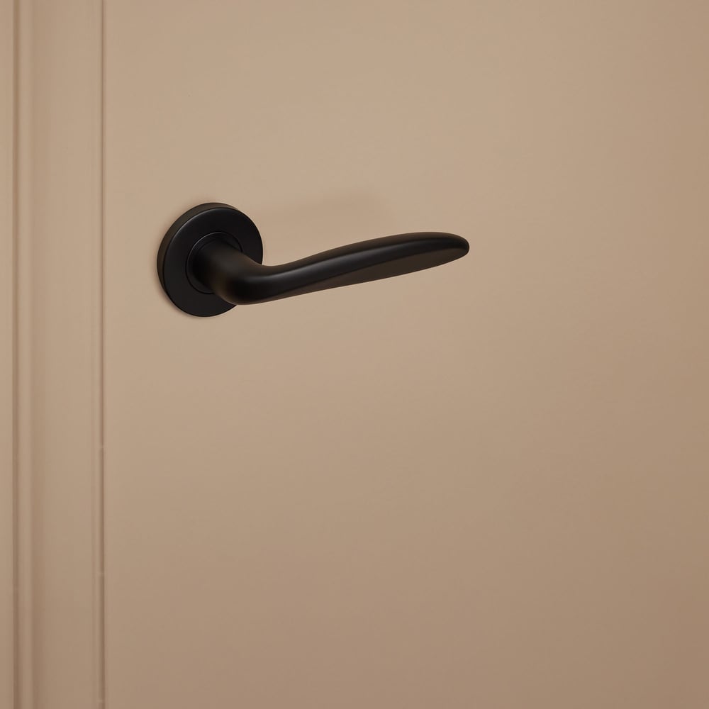 Benevento_zwart_rond_rozet_donkerbeige_deur