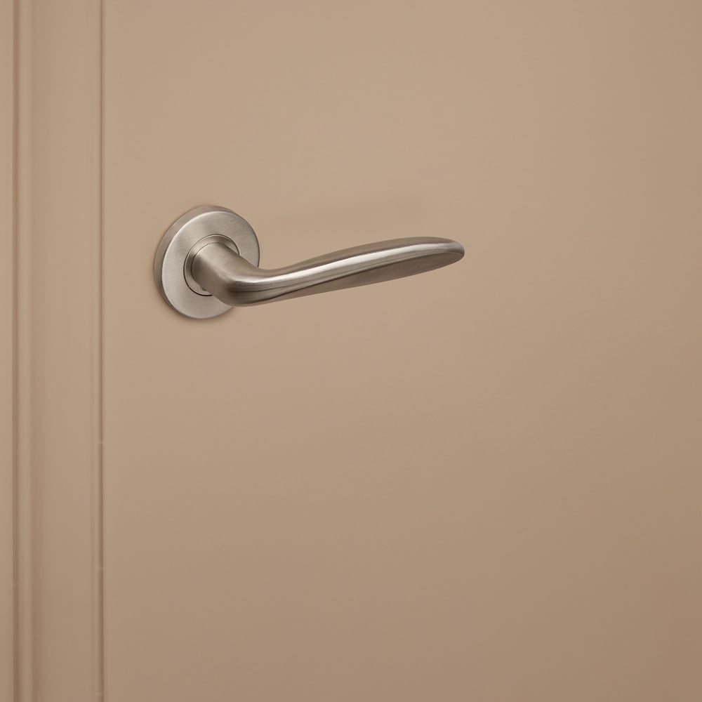 Benevento_rvs_rond_rozet_donkerbeige_deur