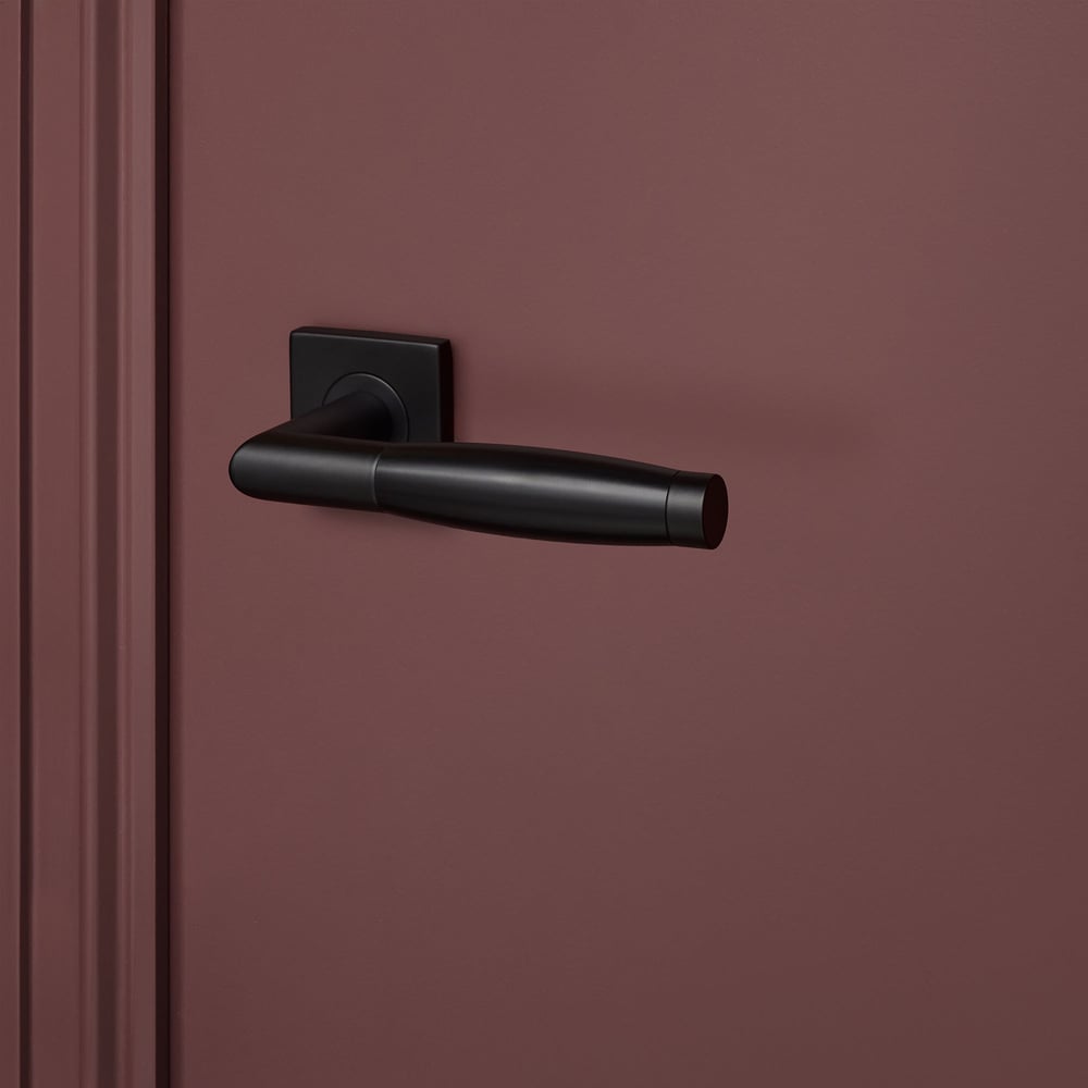 Ascoli_zwart_vierkant_rozet_bordeaux_deur