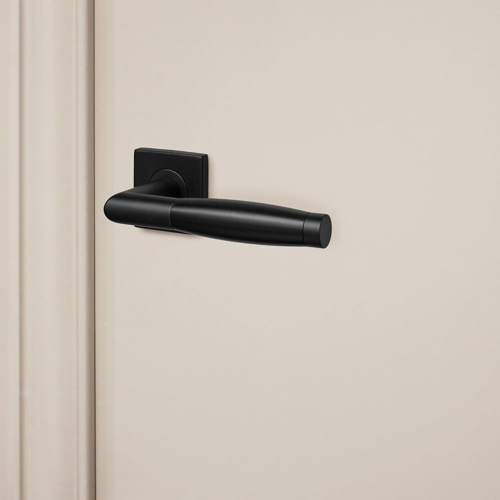 Ascoli_zwart_vierkant_rozet_lichtbeige_deur