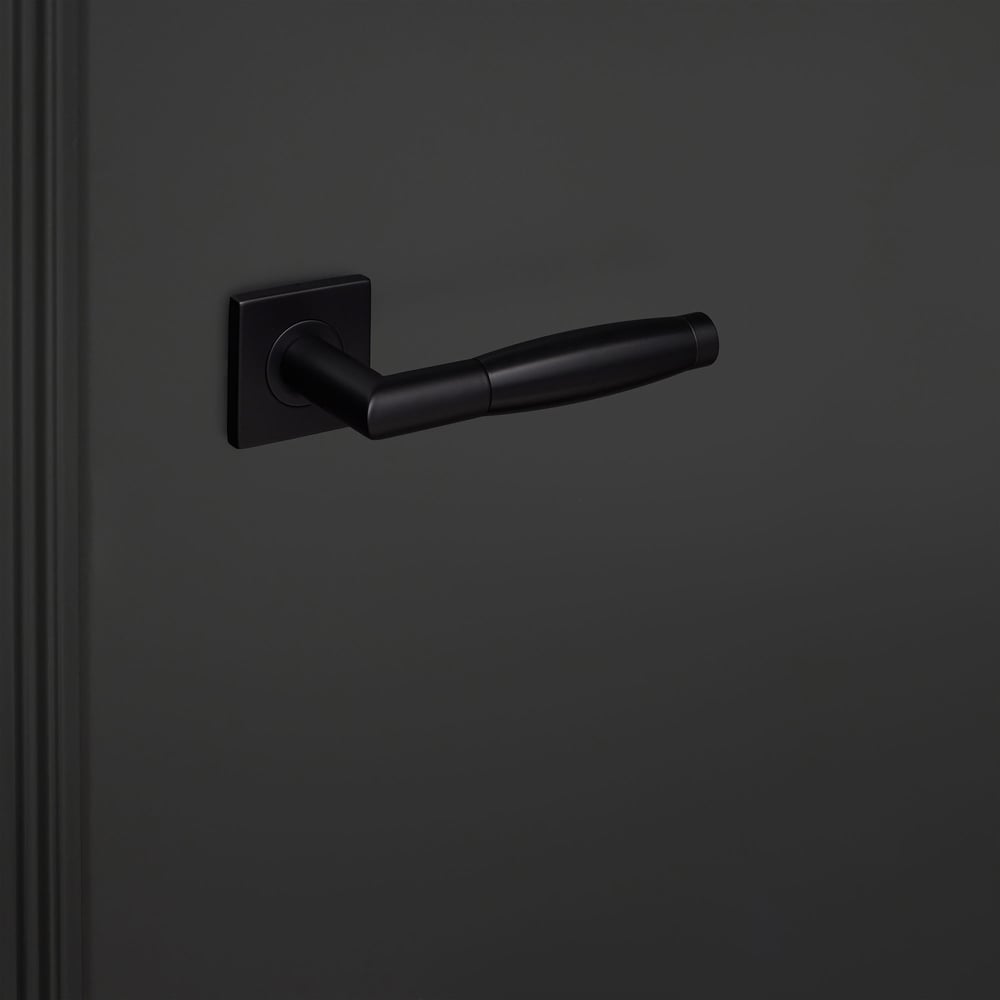 Ascoli_zwart_vierkant_rozet_zwarte_deur