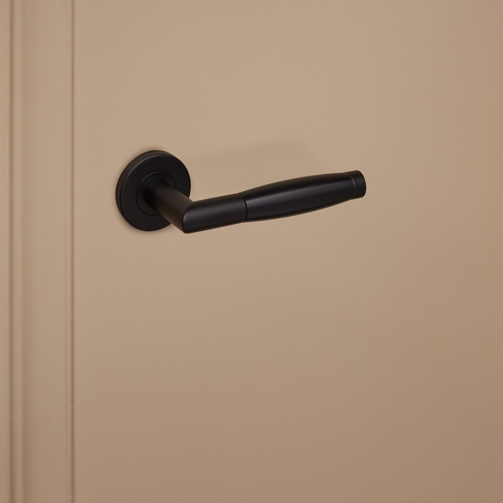 Ascoli_zwart_rond_rozet_donkerbeige_deur