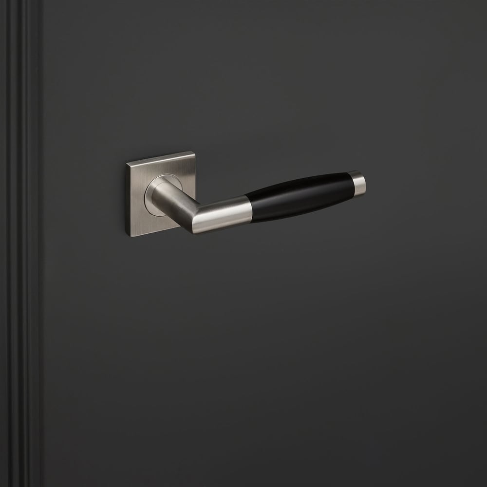 Ascoli_rvs_vierkant_rozet_zwarte_deur