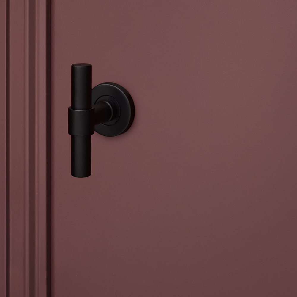 Pesaro_zwart_rond_rozet_bordeaux_deur