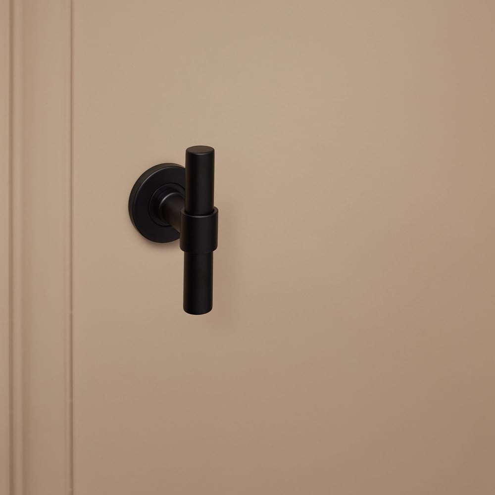 Pesaro_zwart_rond_rozet_donkerbeige_deur