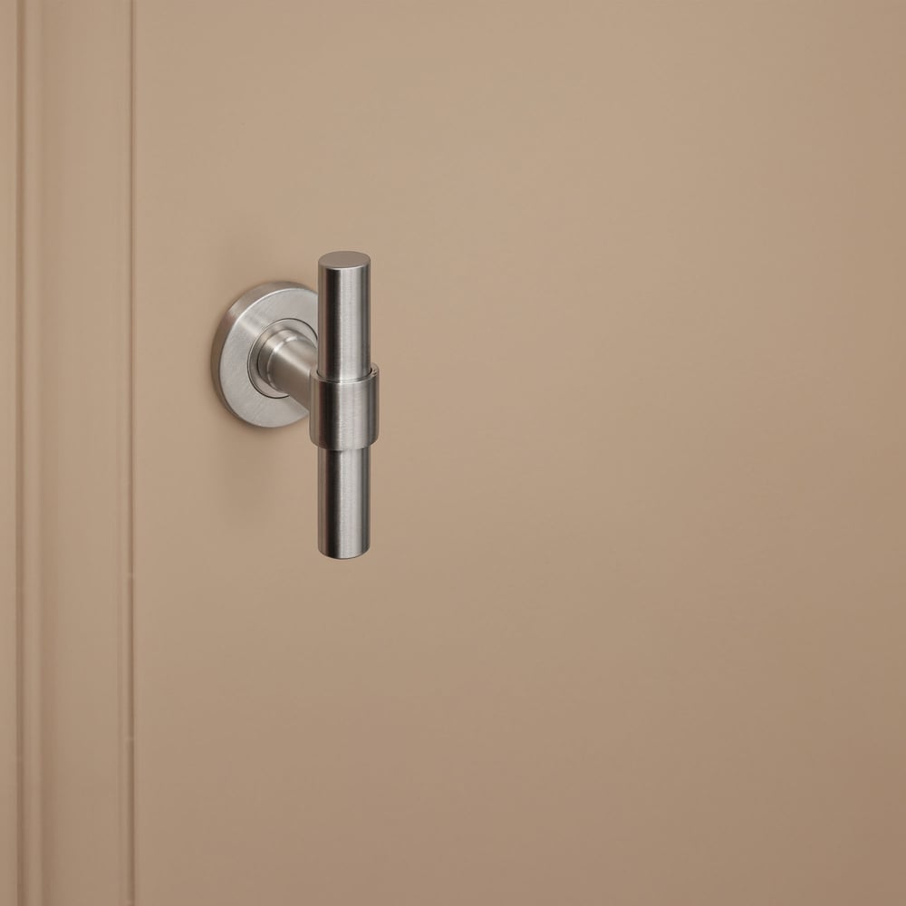 Pesaro_rvs_rond_rozet_donkerbeige_deur