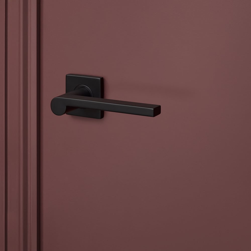 Caserta_zwart_vierkant_rozet_bordeaux_deur