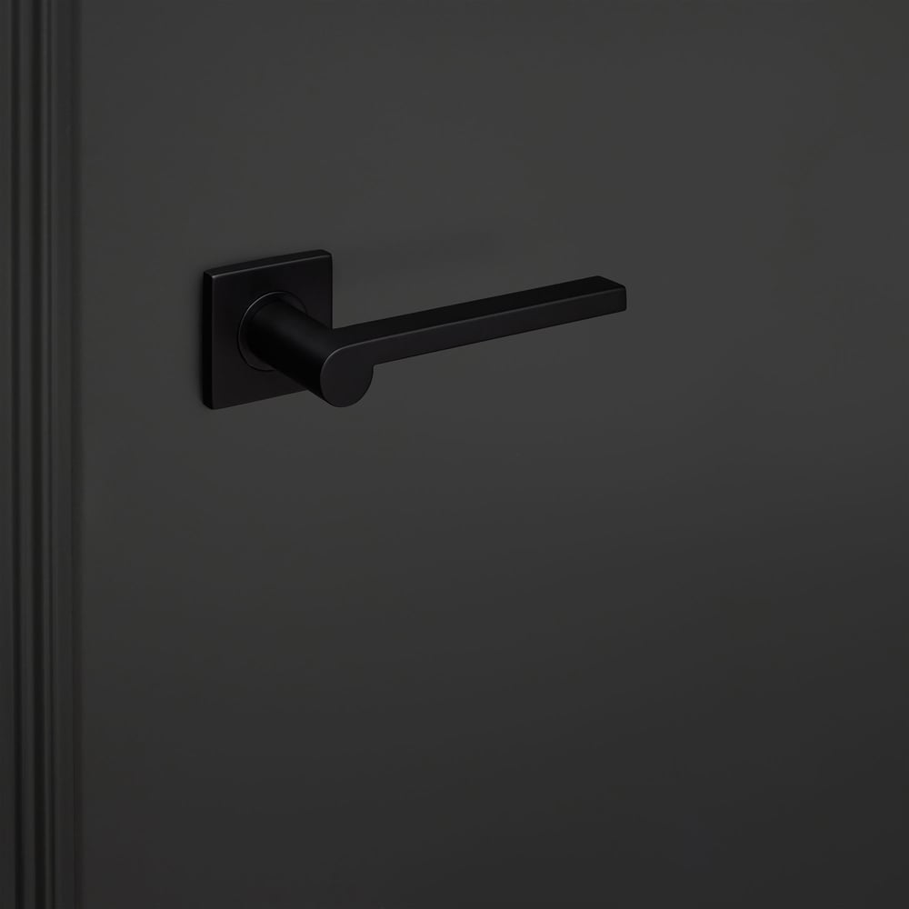 Caserta_zwart_vierkant_rozet_zwarte_deur