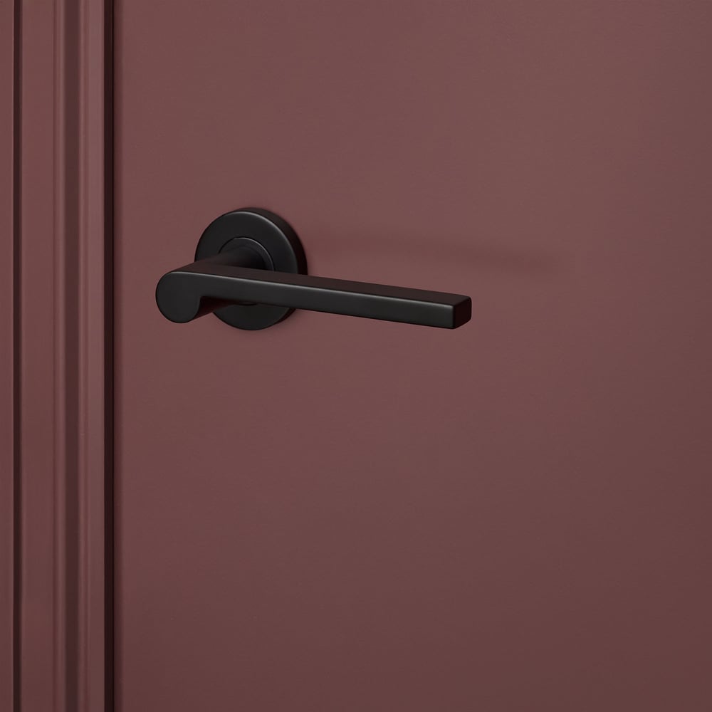 Caserta_zwart_rond_rozet_bordeaux_deur