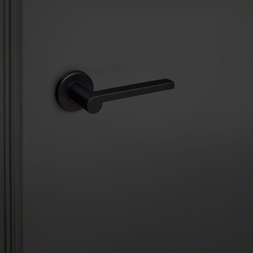 Caserta_zwart_rond_rozet_zwarte_deur