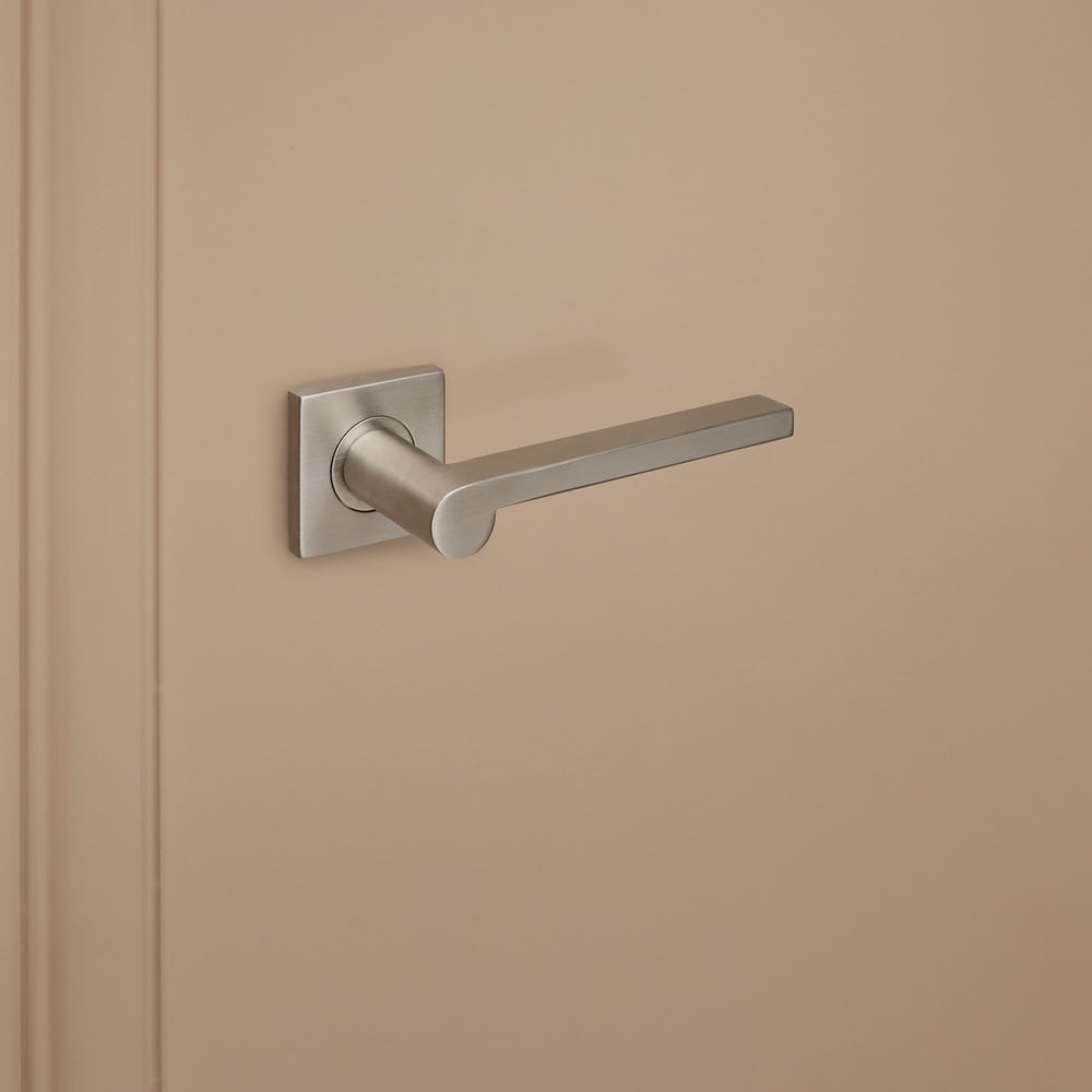 Caserta_rvs_vierkant_rozet_donkerbeige_deur