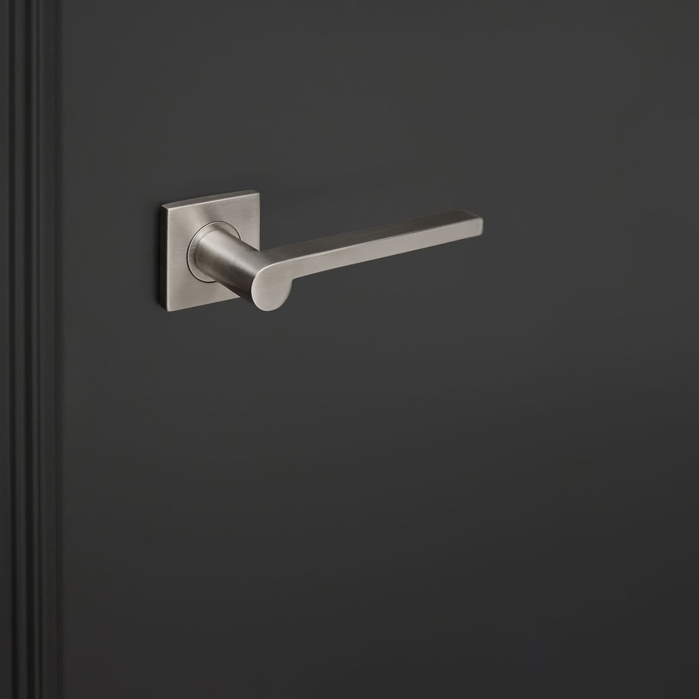 Caserta_rvs_vierkant_rozet_zwarte_deur