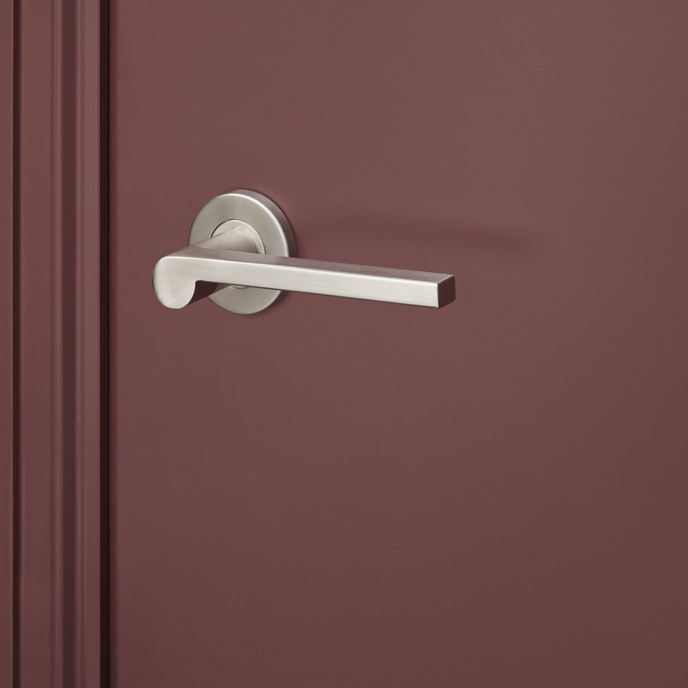 Caserta_rvs_rond_rozet_bordeaux_deur