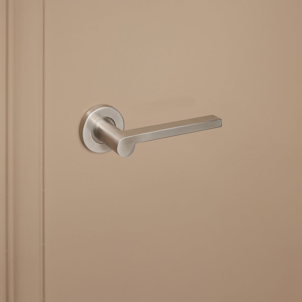 Caserta_rvs_rond_rozet_donkerbeige_deur