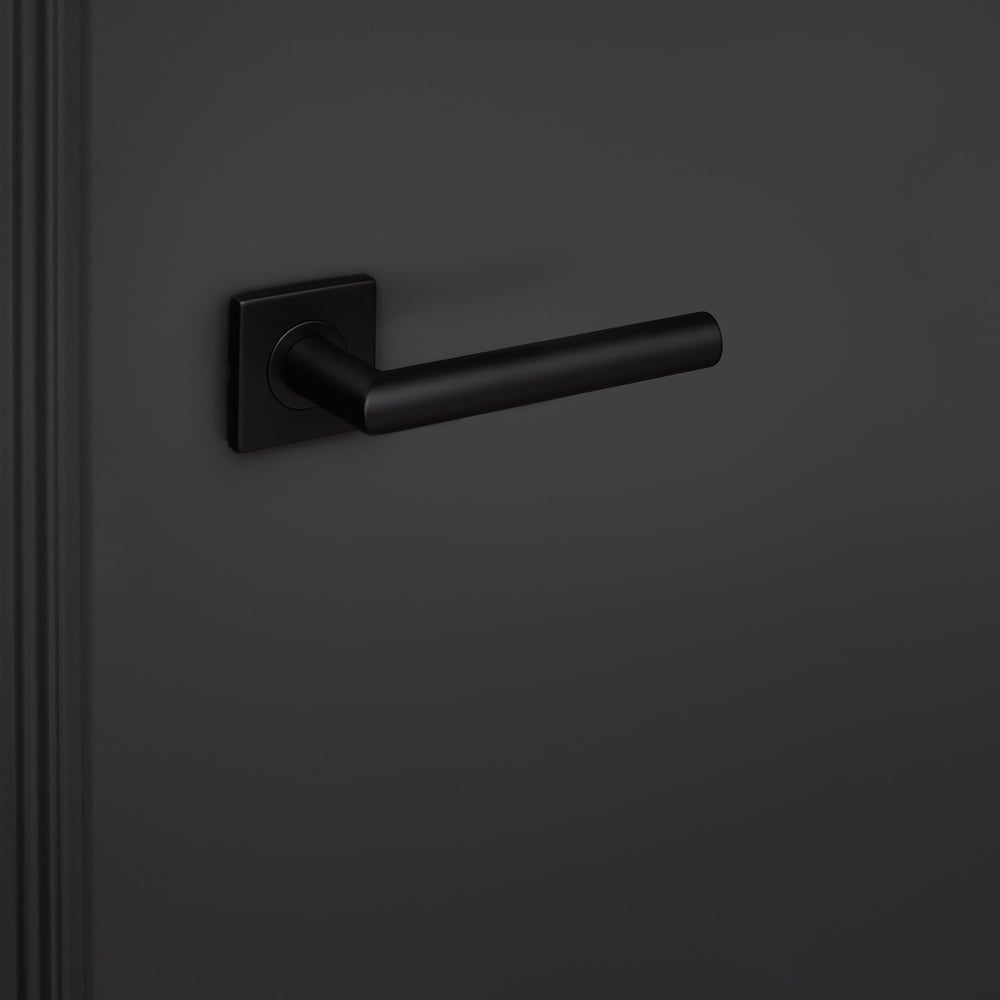 Mantua_zwart_vierkant_rozet_zwarte_deur