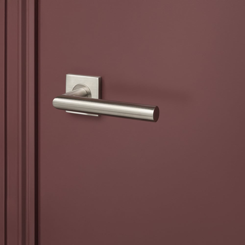 Mantua_rvs_vierkant_rozet_bordeaux_deur