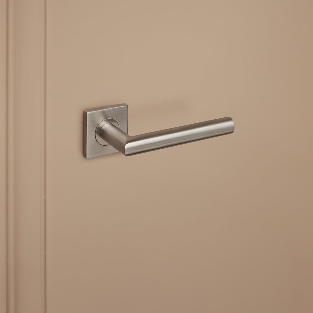 Mantua_rvs_vierkant_rozet_donkerbeige_deur