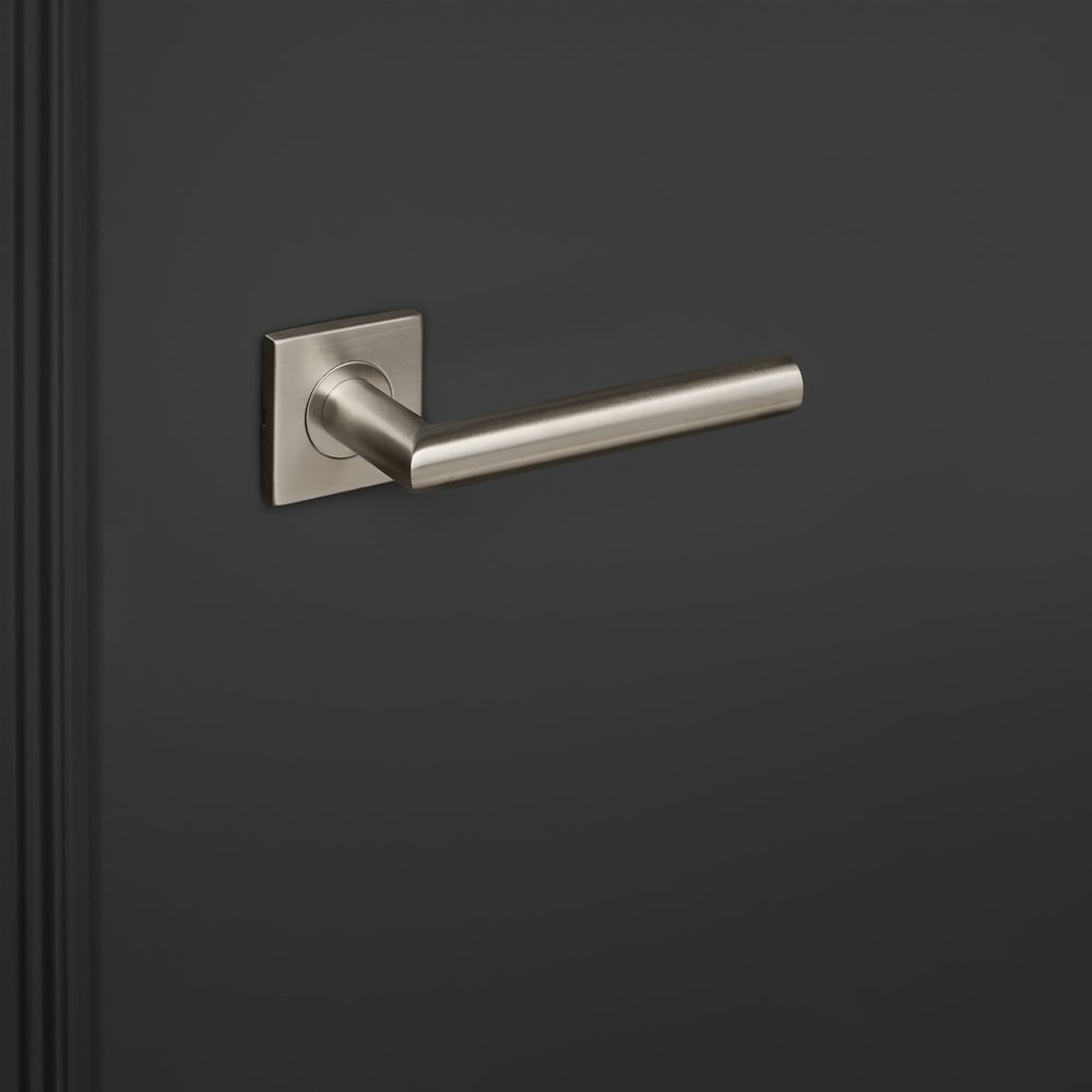 Mantua_rvs_vierkant_rozet_zwarte_deur