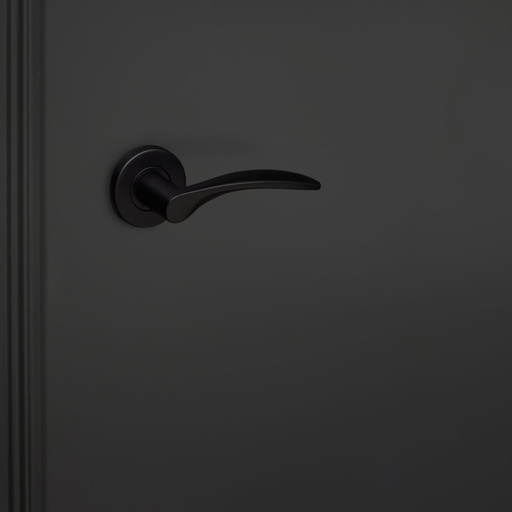 Lodini_zwart_rond_rozet_zwarte_deur