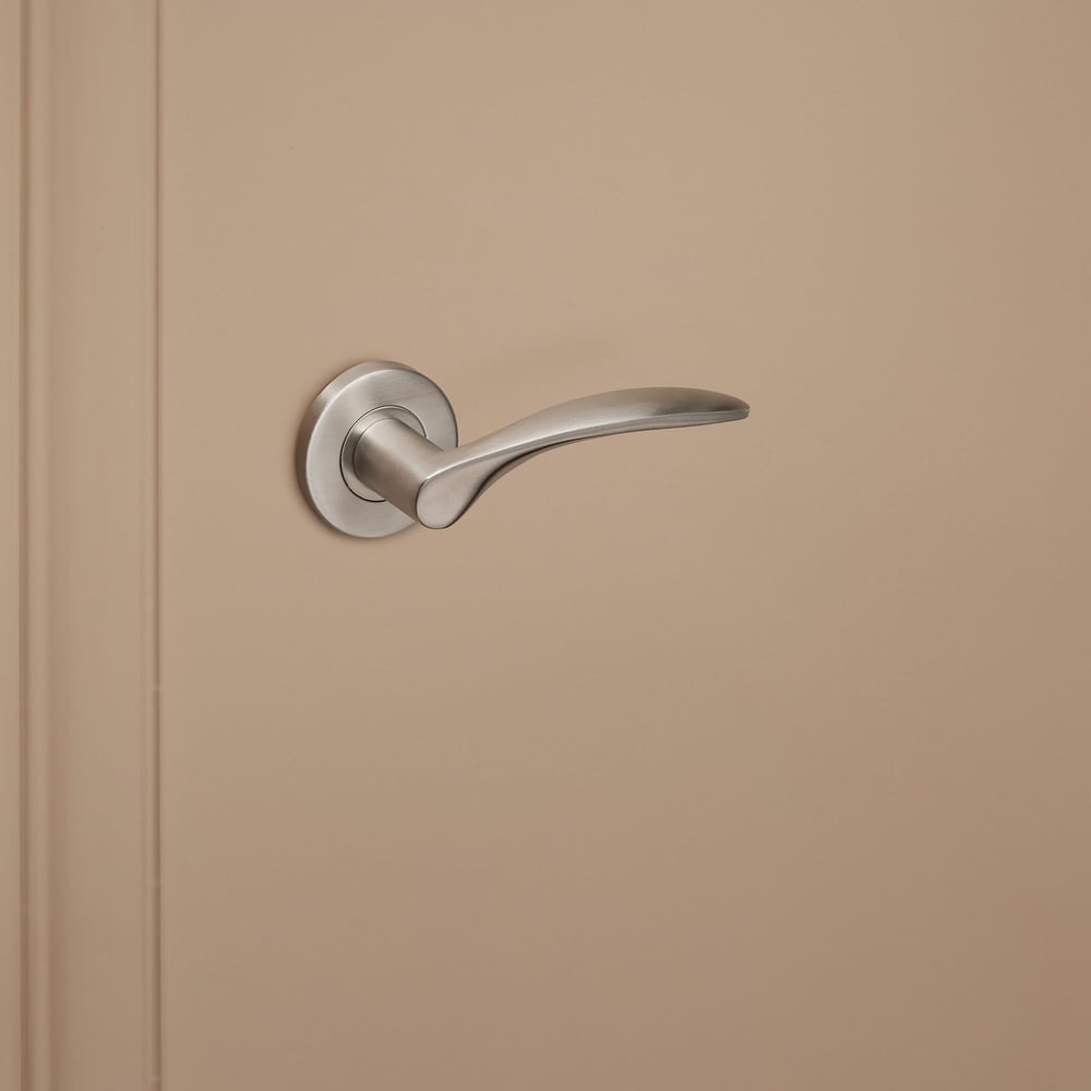 Lodini_rvs_rond_rozet_donkerbeige_deur