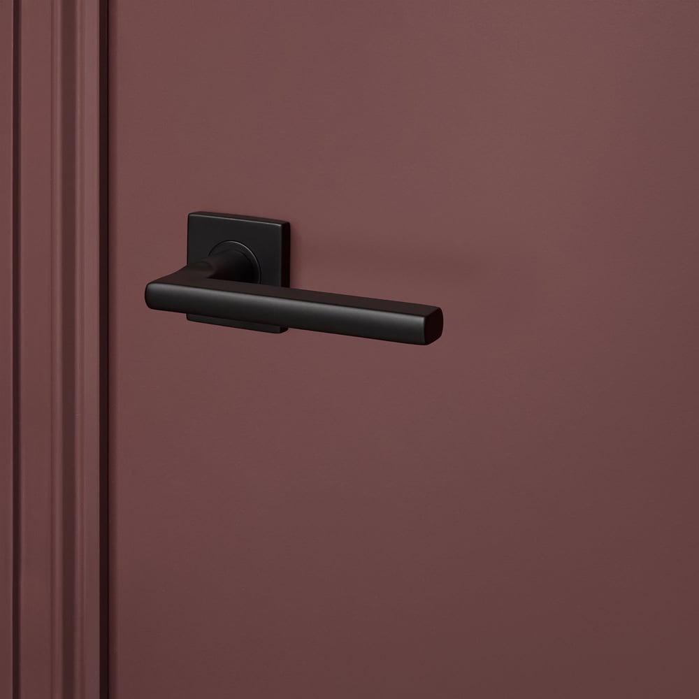 Teramo_zwart_vierkant_rozet_bordeaux_deur