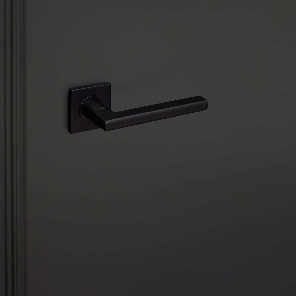 Teramo_zwart_vierkant_rozet_zwarte_deur