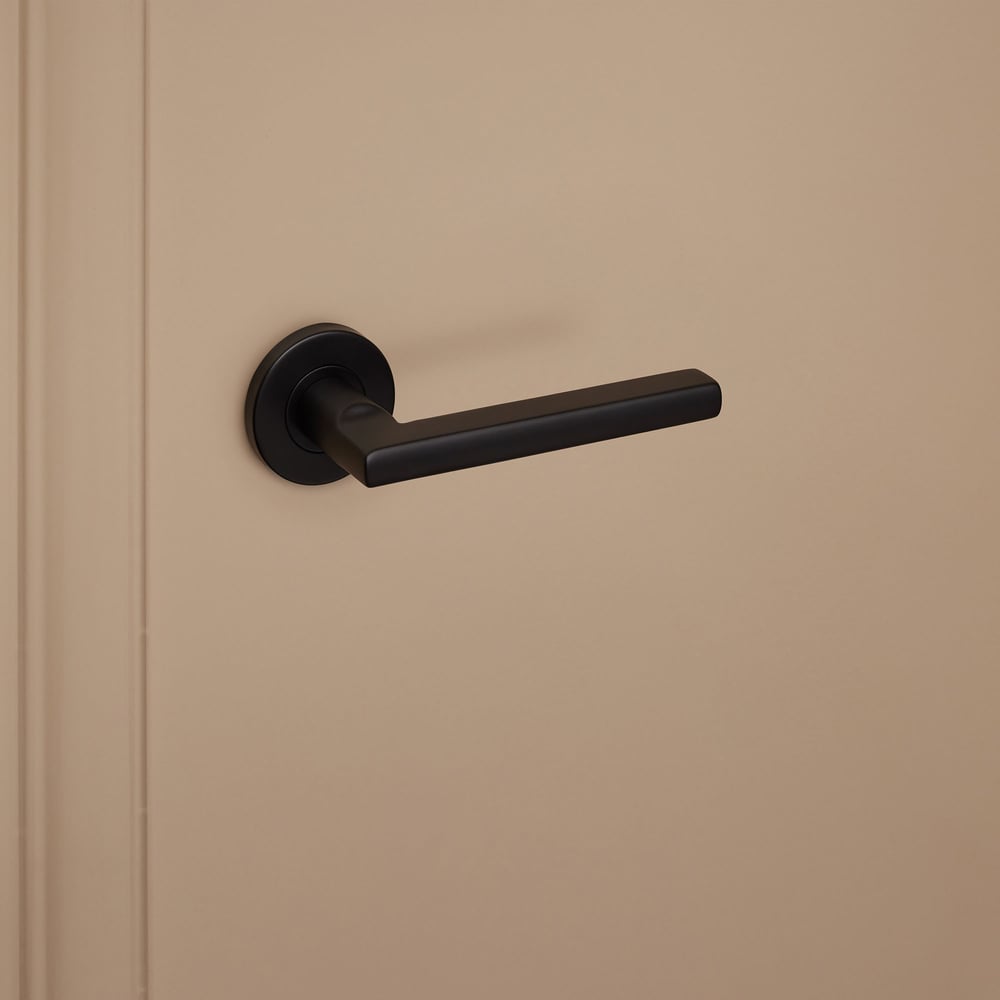 Teramo_zwart_rond_rozet_donkerbeige_deur