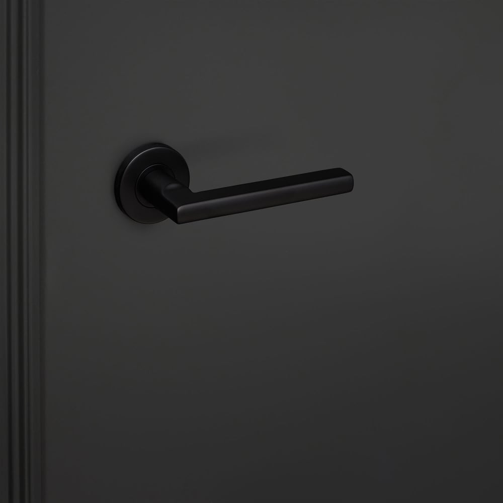 Teramo_zwart_rond_rozet_zwarte_deur