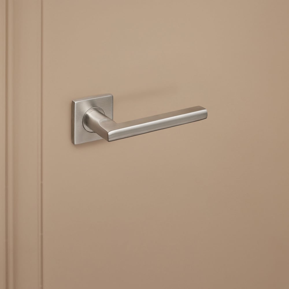 12Teramo_rvs_vierkant_rozet_donkerbeige_deur