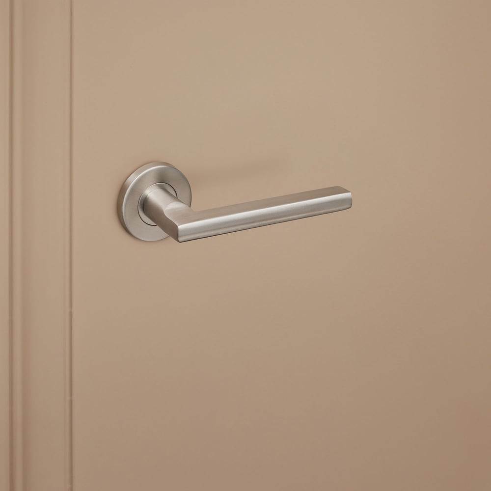 Teramo_rvs_rond_rozet_donkerbeige_deur