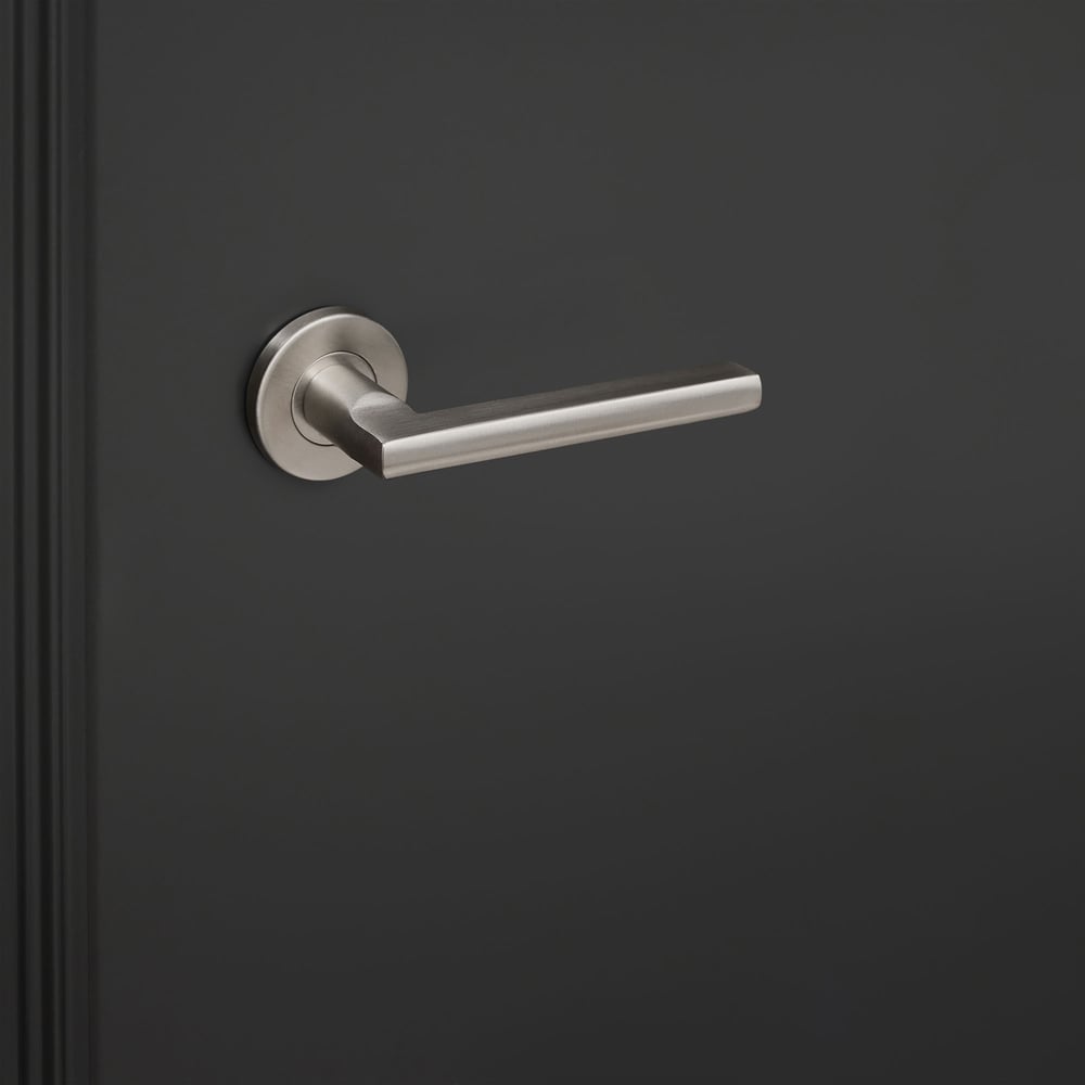 Teramo_rvs_rond_rozet_zwarte_deur