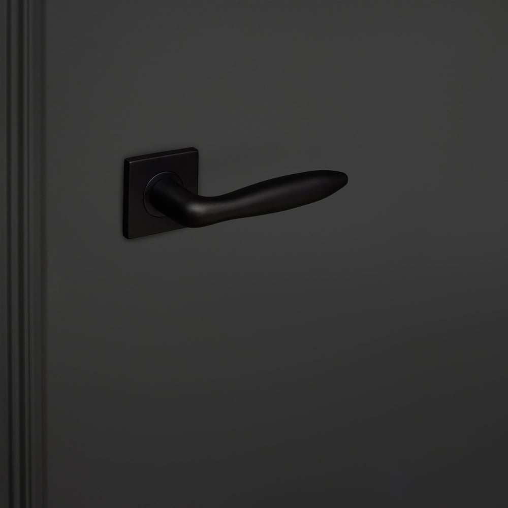 Pratona_zwart_vierkant_rozet_zwarte_deur