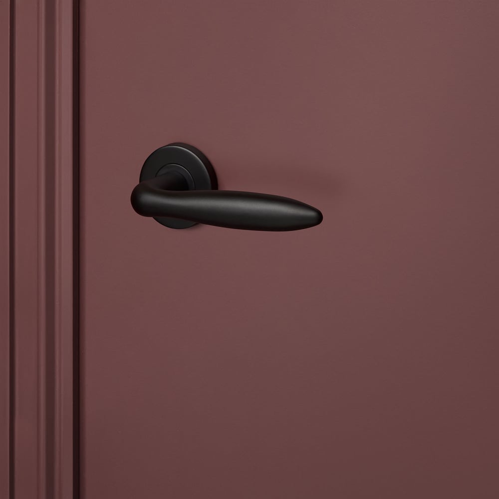 Pratona_zwart_rond_rozet_bordeaux_deur