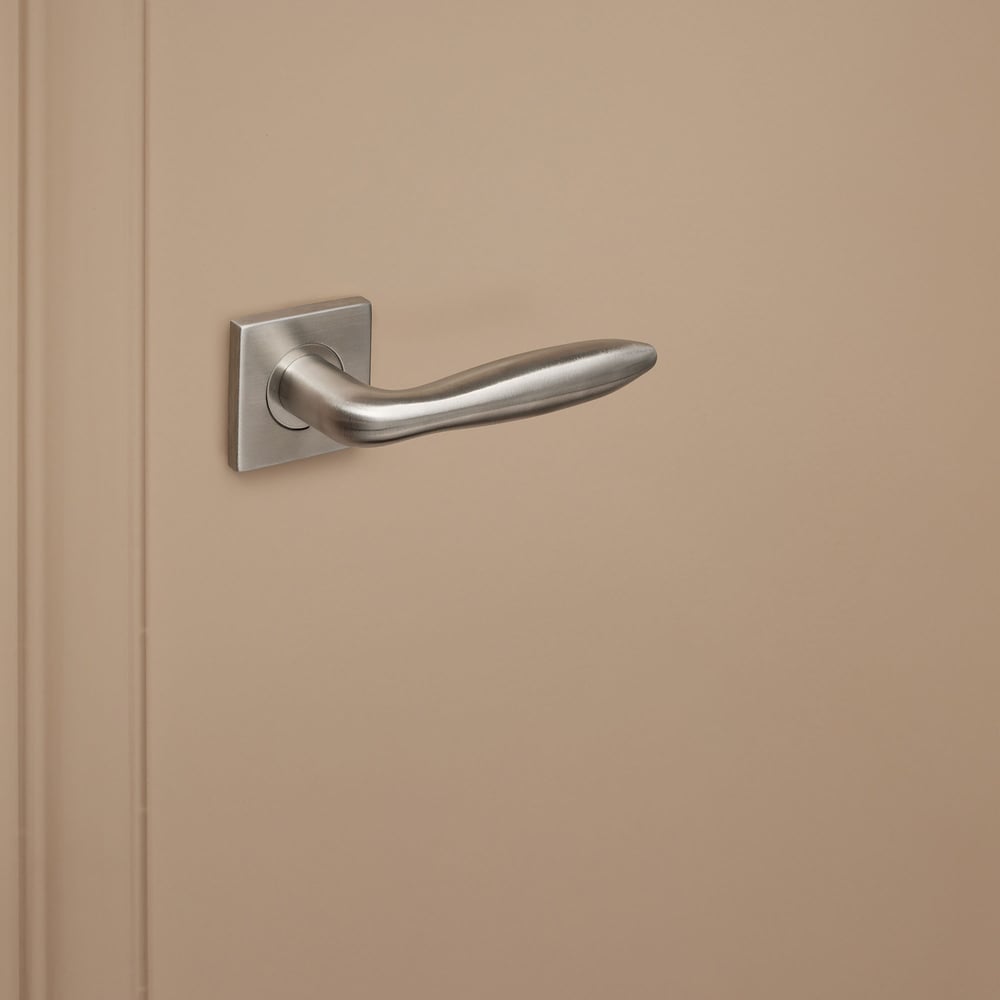 Pratona_rvs_vierkant_rozet_donkerbeige_deur