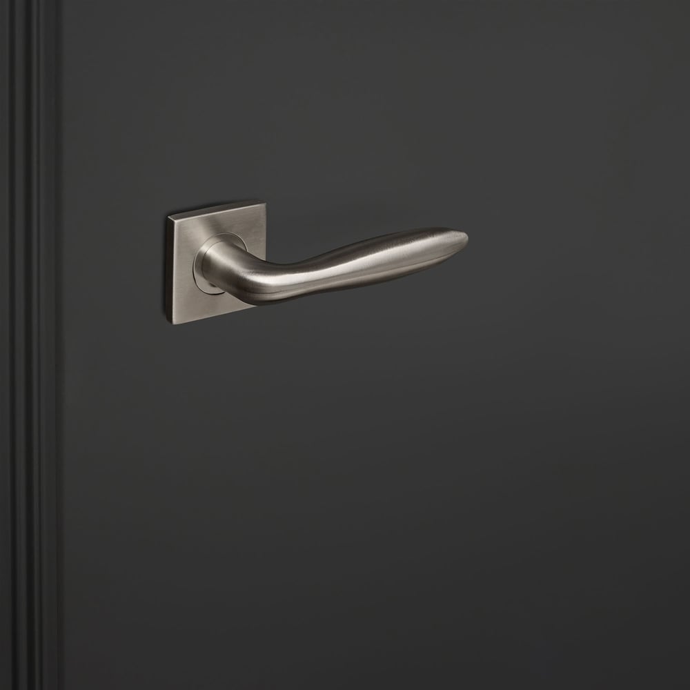 Pratona_rvs_vierkant_rozet_zwarte_deur