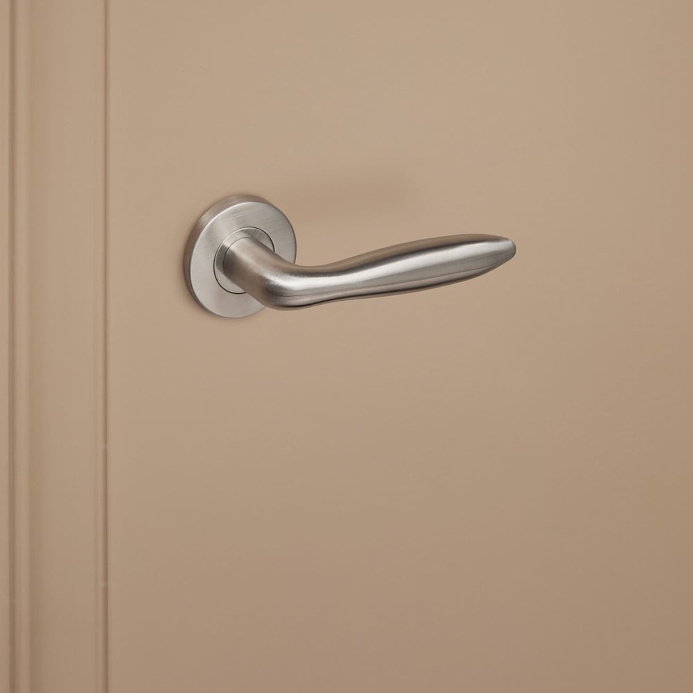 Pratona_rvs_rond_rozet_donkerbeige_deur