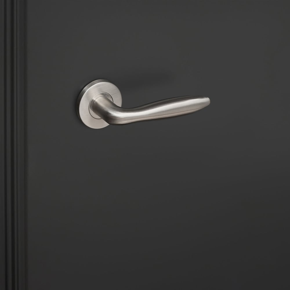 Pratona_rvs_rond_rozet_zwarte_deur