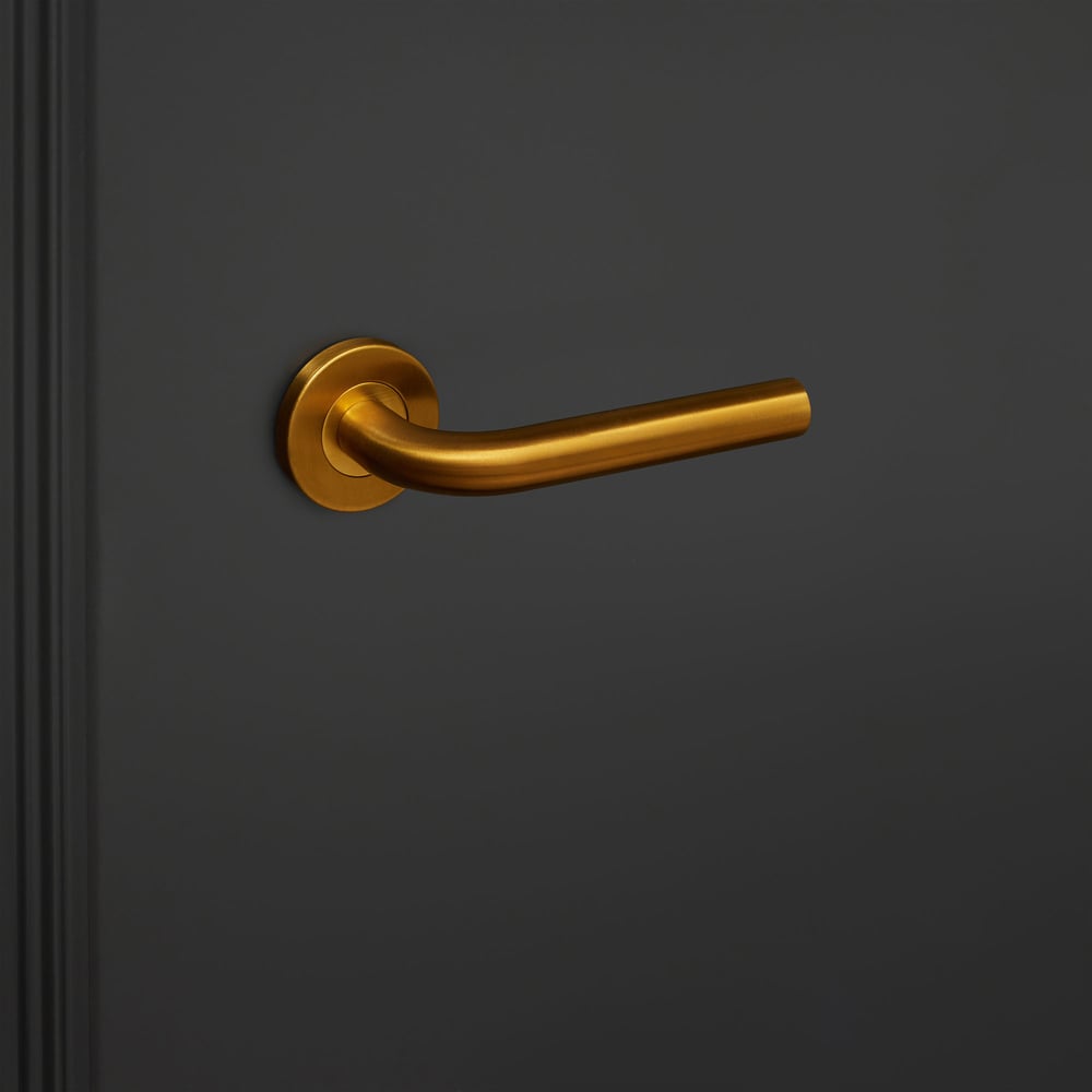 Oristano_goud_rond_rozet_zwarte_deur