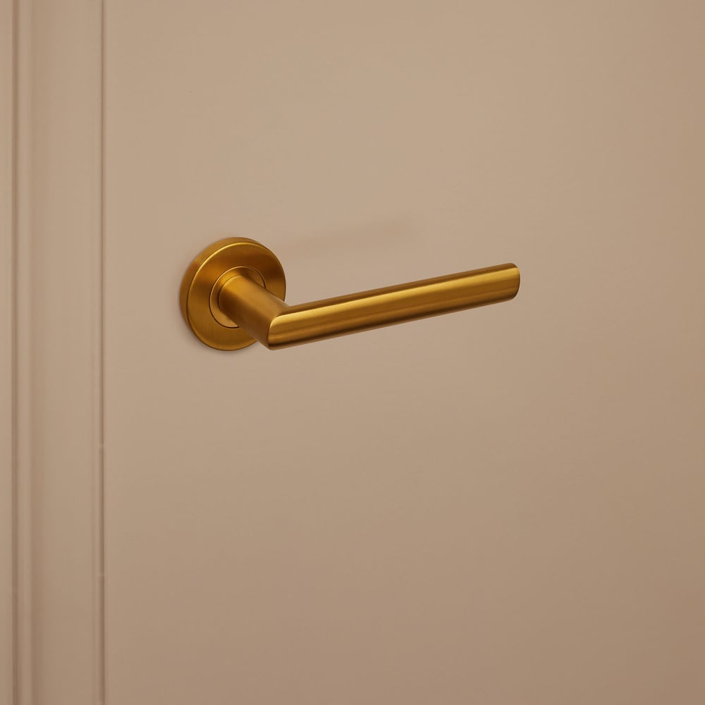 Ragusa_goud_rond_rozet_donkerbeige_deur