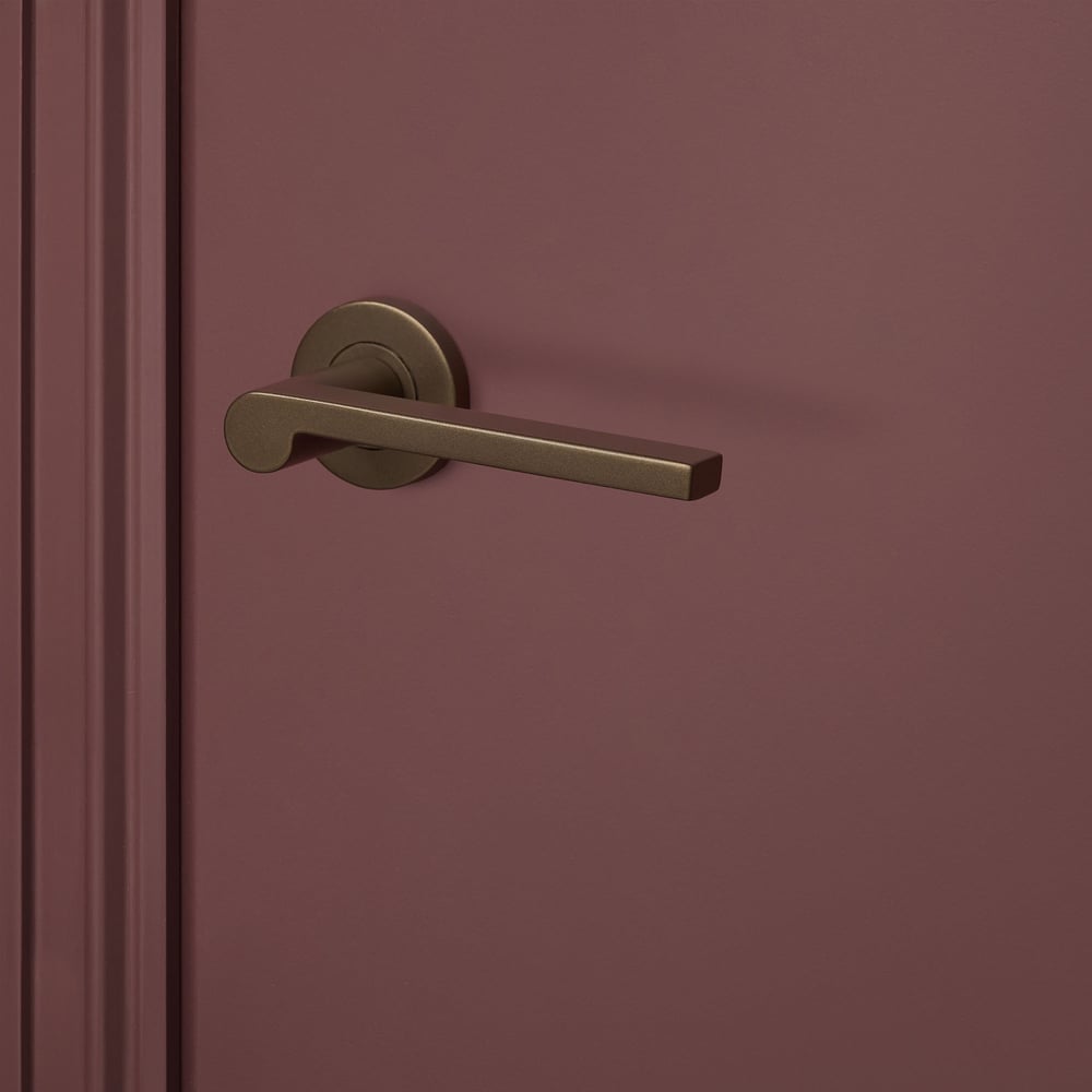 Caserta_brons_rond_rozet_bordeaux_deur