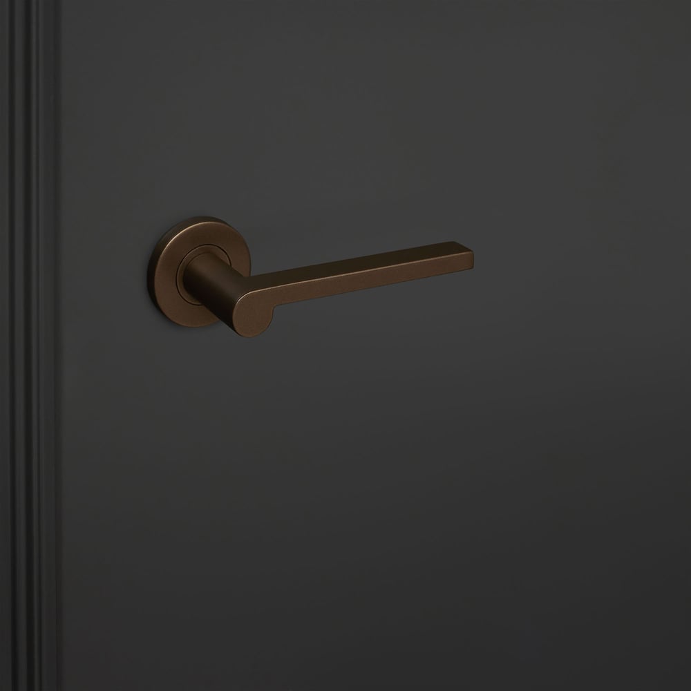 Caserta_brons_rond_rozet_zwarte_deur