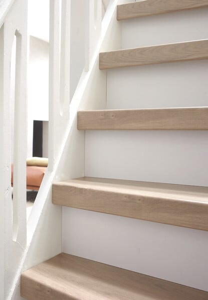 Traprenovatie_detailtrapgrijseikenmetwitstootbord